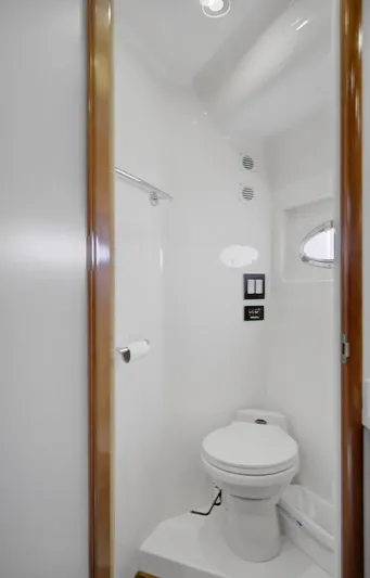 No Surrender Yacht Photos Pics 2000 Carver 530 Voyager Pilothouse bathroom with white interior and modern fixtures.