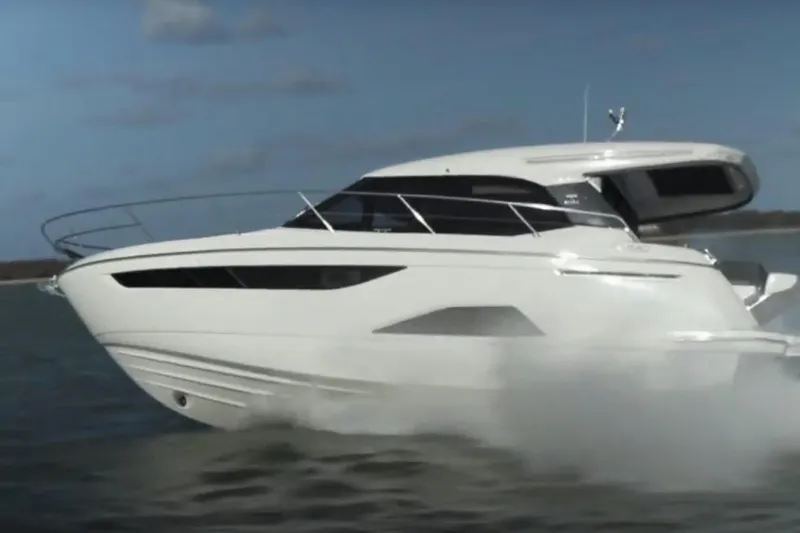 #boatshowspecial Yacht Photos Pics 2023 Bavaria R40 Coupe cruising on open water, showcasing sleek design and performance.