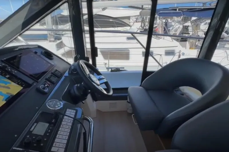 #boatshowspecial Yacht Photos Pics Interior of 2023 Bavaria R40 Coupe yacht with modern helm and navigation equipment.