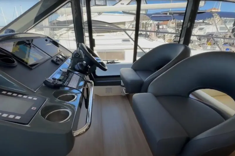 #boatshowspecial Yacht Photos Pics Interior of 2023 Bavaria R40 Coupe yacht with modern helm and seating.