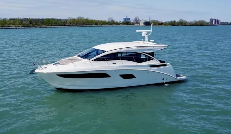 Logan Yacht Photos Pics 2018 Sea Ray Sundancer 400 yacht cruising on a calm blue lake.
