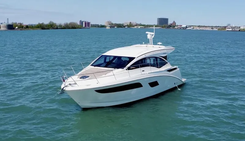Logan Yacht Photos Pics 2018 Sea Ray Sundancer 400 yacht cruising on a calm blue lake.