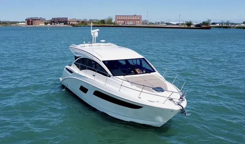 Logan Yacht Photos Pics 2018 Sea Ray Sundancer 400 yacht cruising on a calm blue lake.