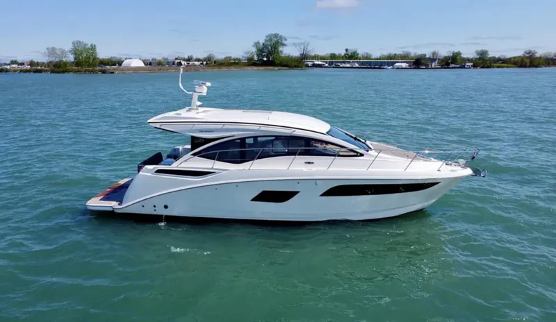 Logan Yacht Photos Pics 2018 Sea Ray Sundancer 400 yacht cruising on a calm lake.