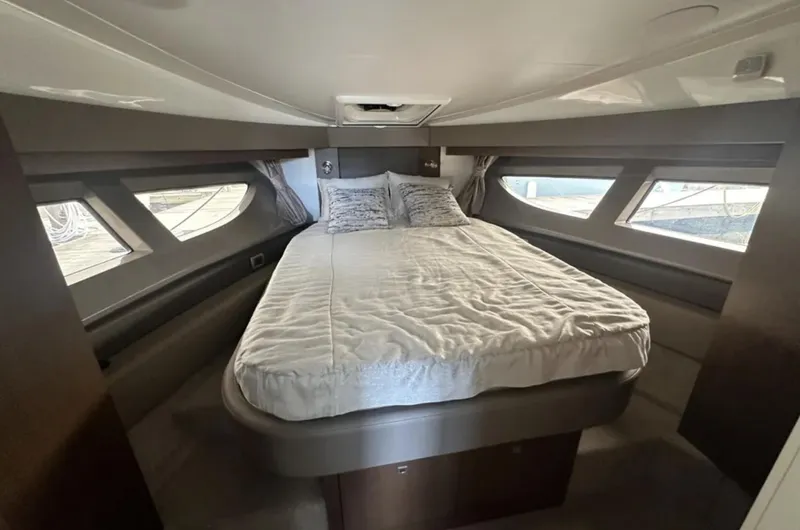 Logan Yacht Photos Pics Luxurious cabin interior of 2018 Sea Ray Sundancer 400 yacht with cozy bed.