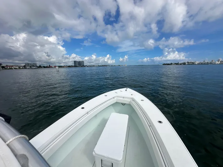  Yacht Photos Pics 2007 Contender - Bow