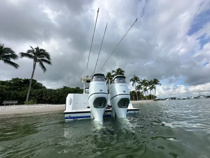  Yacht Photos Pics 2007 Contender - Engines in the water
