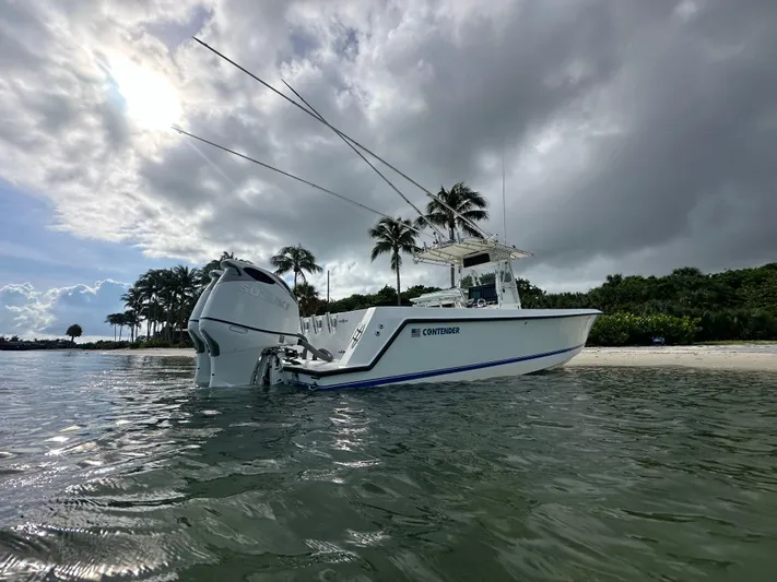  Yacht Photos Pics 2007 Contender - Engines in the water