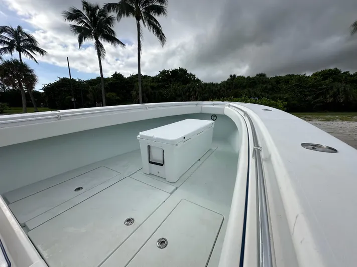  Yacht Photos Pics 2007 Contender - Bow