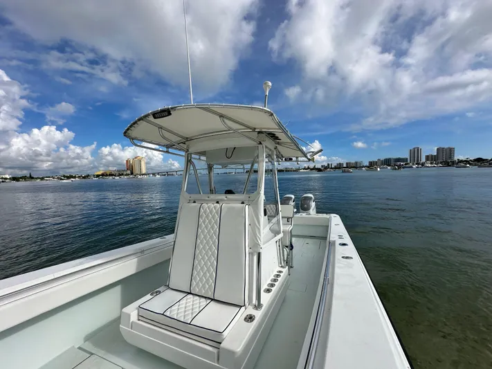  Yacht Photos Pics 2007 Contender - Forward seating