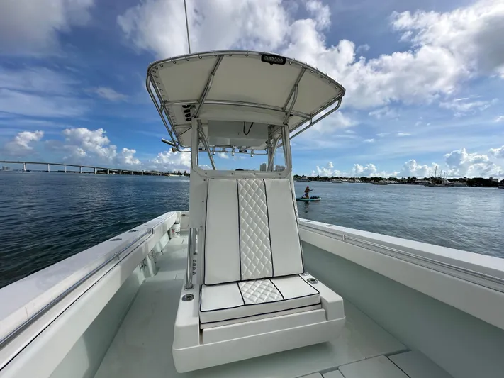  Yacht Photos Pics 2007 Contender - Forward seating