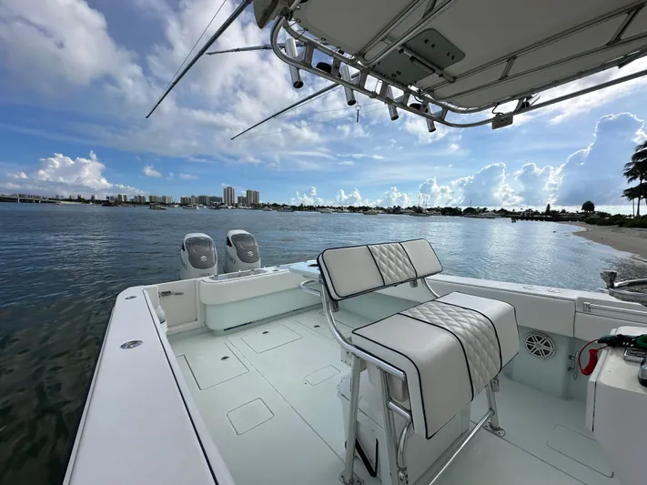  Yacht Photos Pics 2007 Contender - Helm