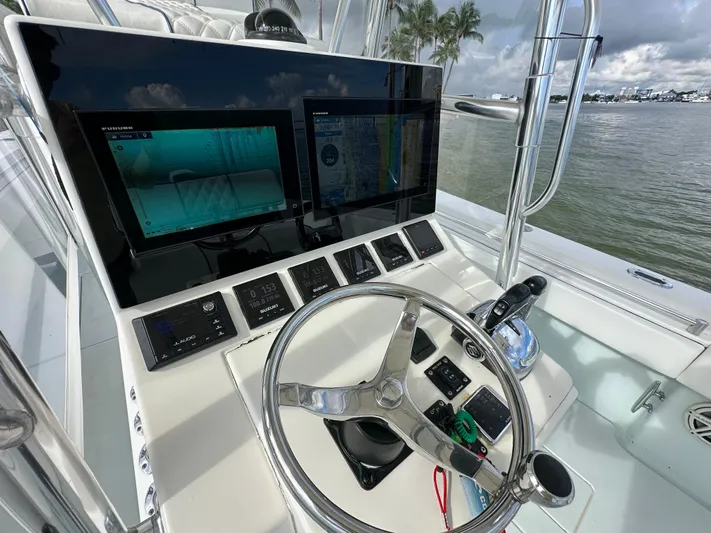  Yacht Photos Pics 2007 Contender - Helm electronics