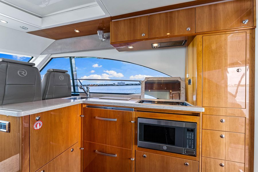 2012 Riviera 5000 Sport Yacht