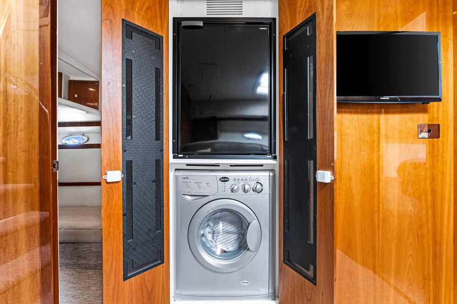 2012 Riviera 5000 Sport Yacht