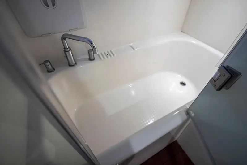 Persistence Yacht Photos Pics Bathtub in 2010 Meridian 580 Pilothouse yacht, featuring modern fixtures and sleek design.