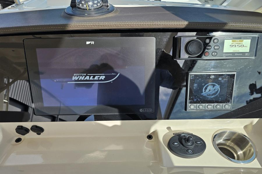 2021 Boston Whaler 280 Vantage