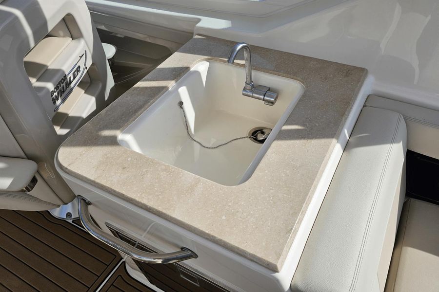 2021 Boston Whaler 280 Vantage