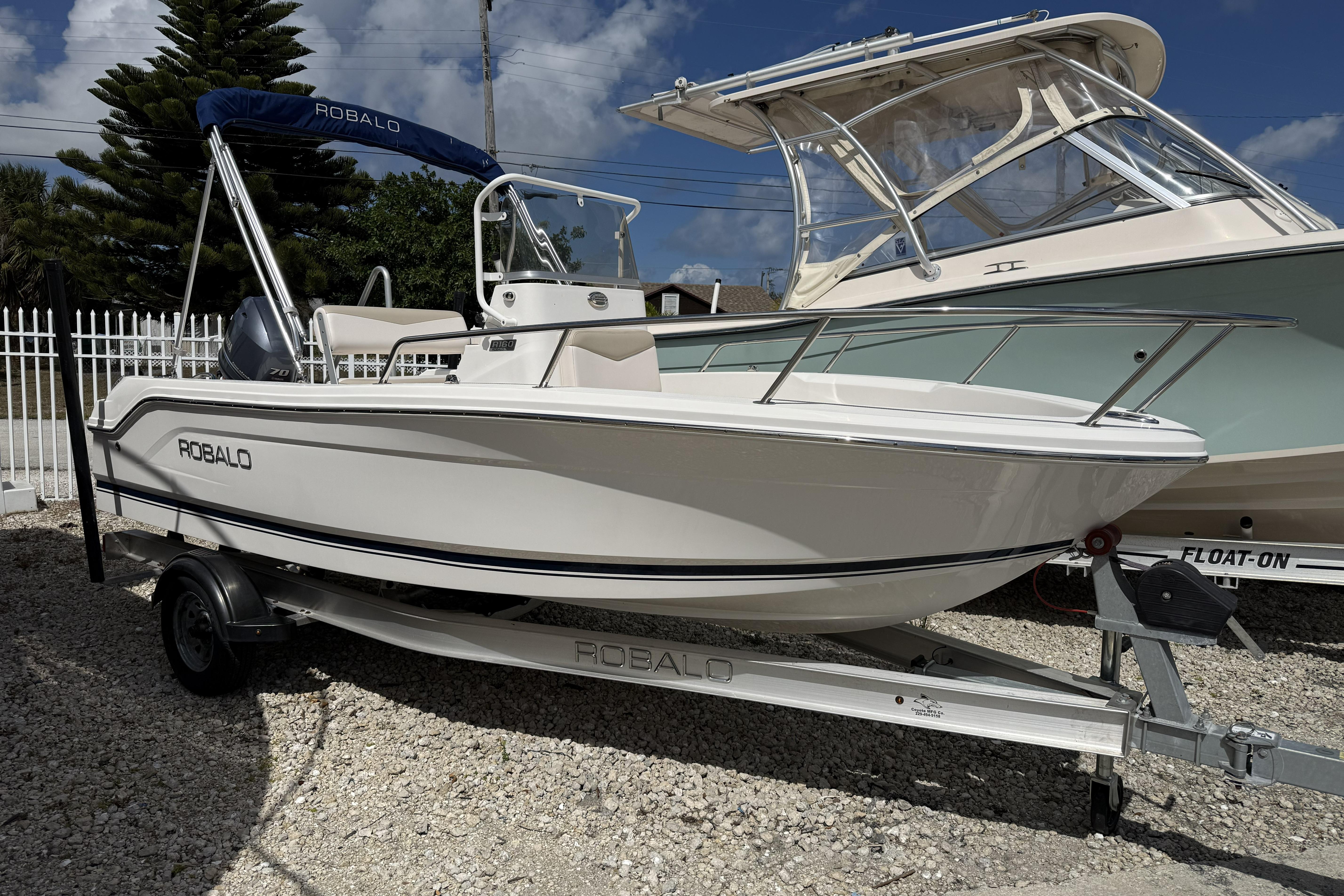 2017 Robalo R160 Center Console - Image 3