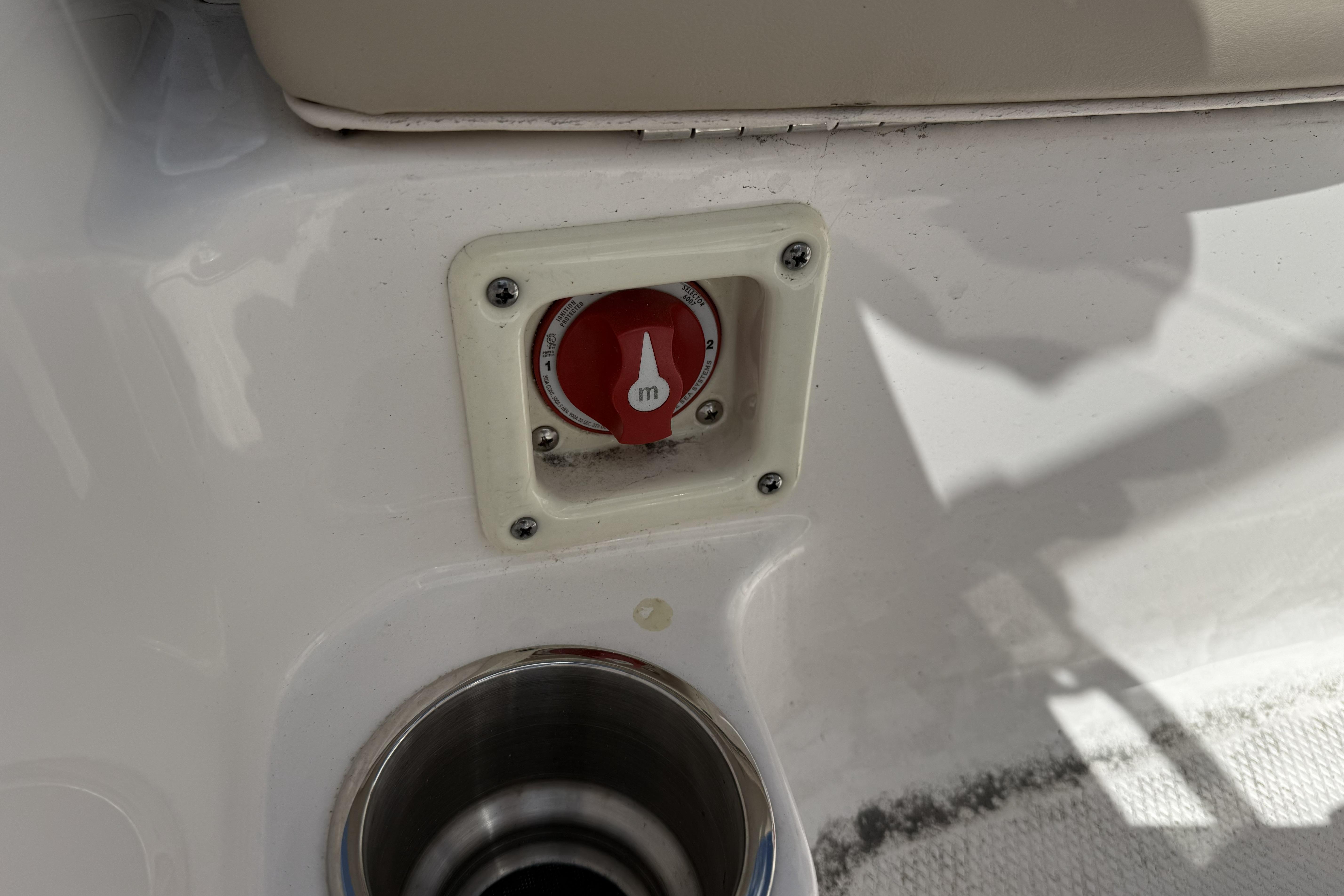 2017 Robalo R160 Center Console - Image 8