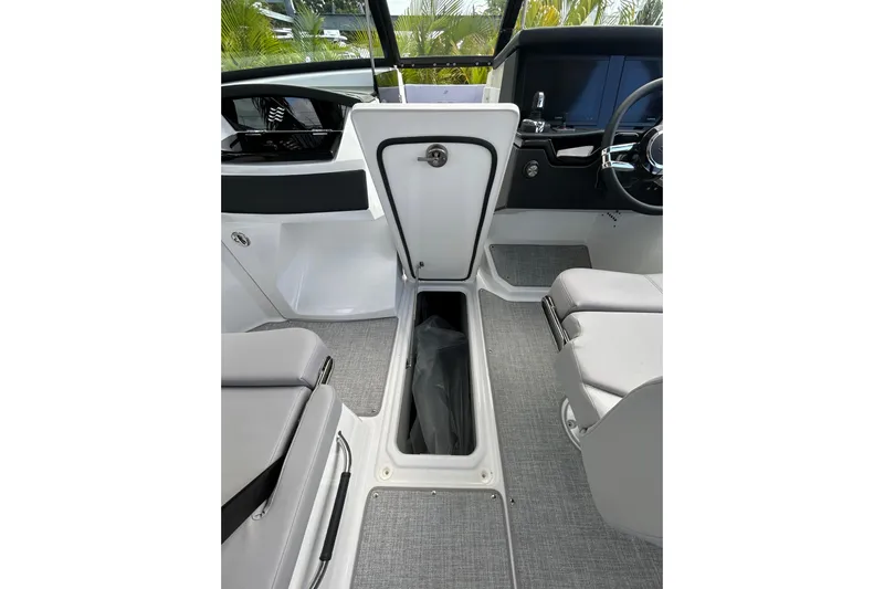  Yacht Photos Pics 2026 Four Winns H9 OB boat interior with sleek seating and modern dashboard.