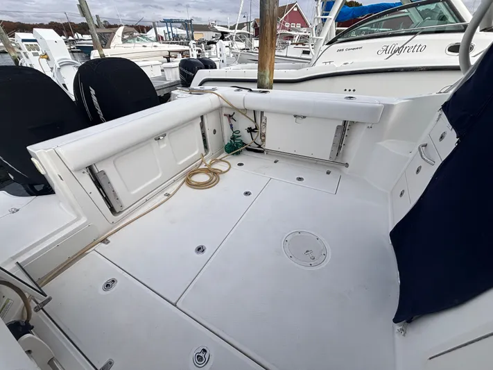  Yacht Photos Pics 2014 Boston Whaler 285 Conquest boat deck, spacious and well-equipped for fishing.