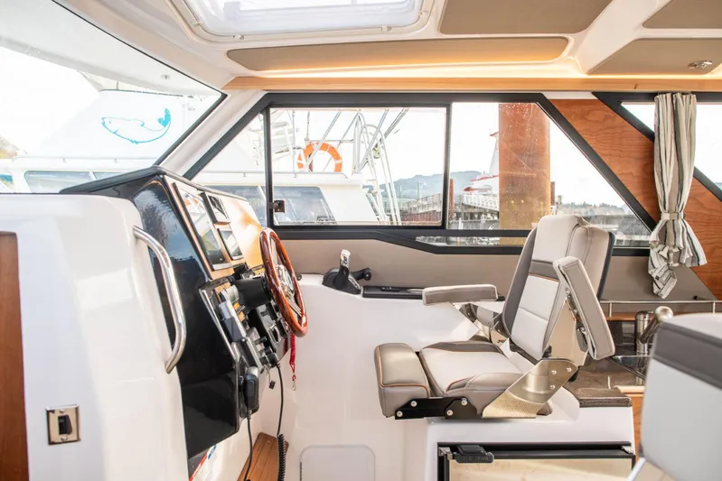  Yacht Photos Pics Interior of 2025 Cutwater C-288 Coupe boat, featuring modern helm and seating.