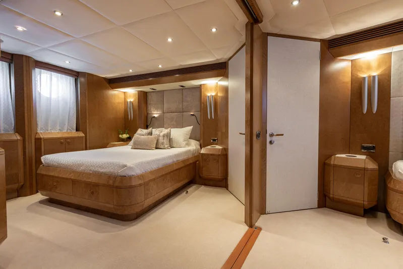 Benita Blue Yacht Photos Pics Luxurious 2005 Evolution Yachts Custom bedroom with elegant wood finishes and ambient lighting.