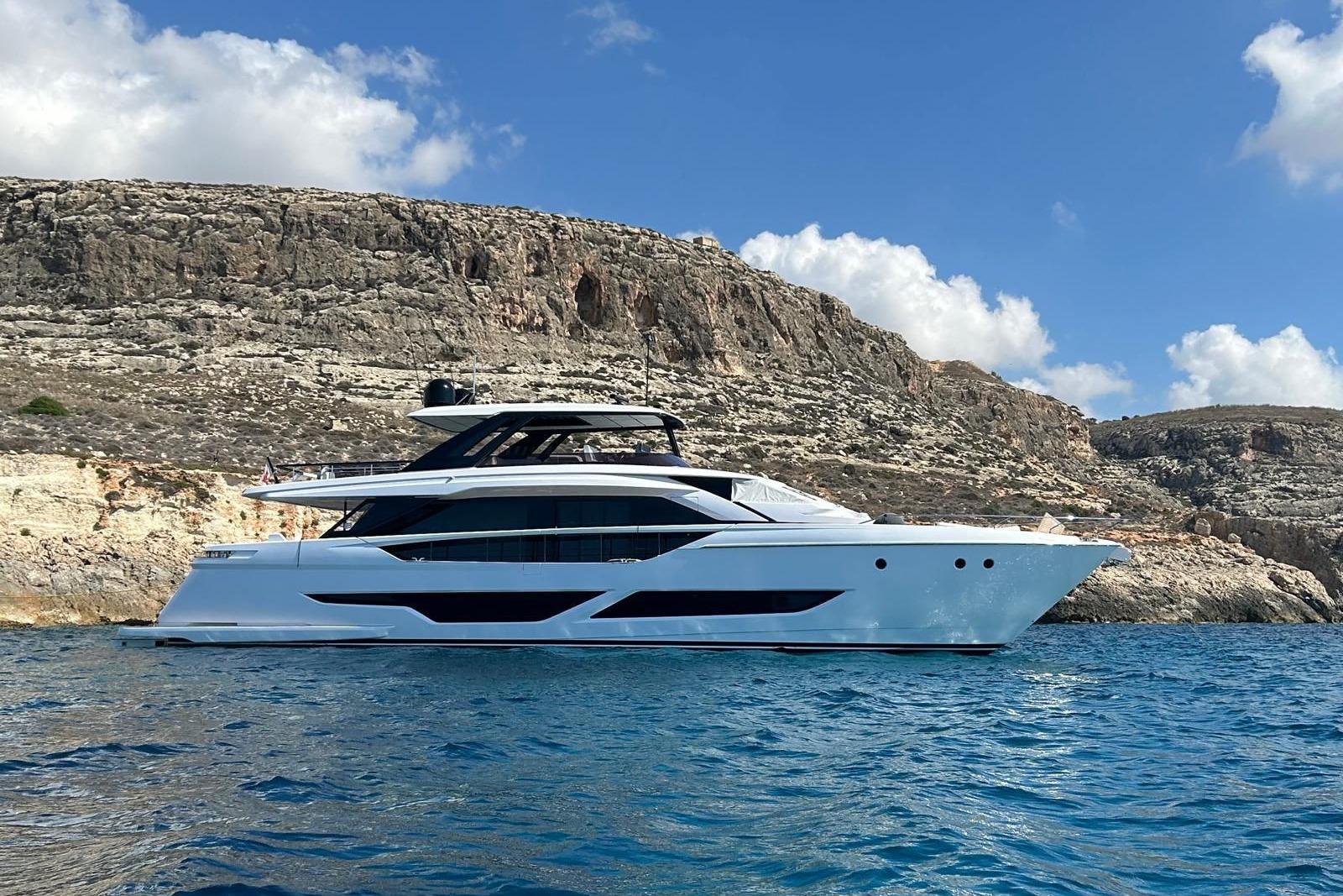 Ferretti Yachts 860