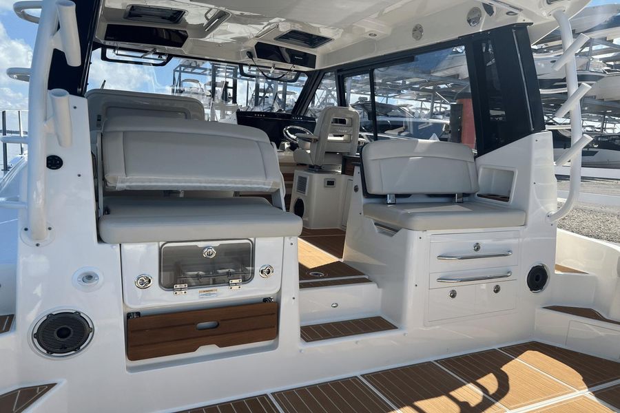 2022 Boston Whaler 405 Conquest