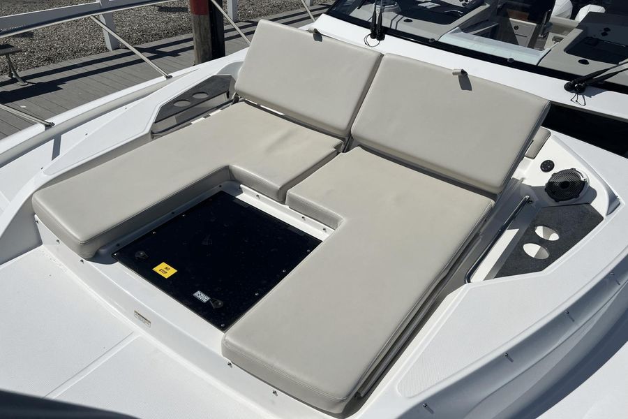 2022 Boston Whaler 405 Conquest