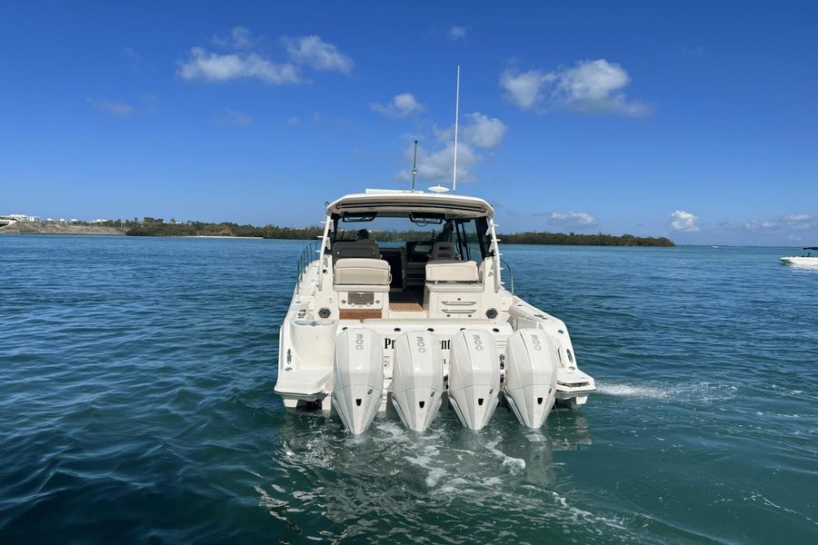 2022 Boston Whaler 405 Conquest