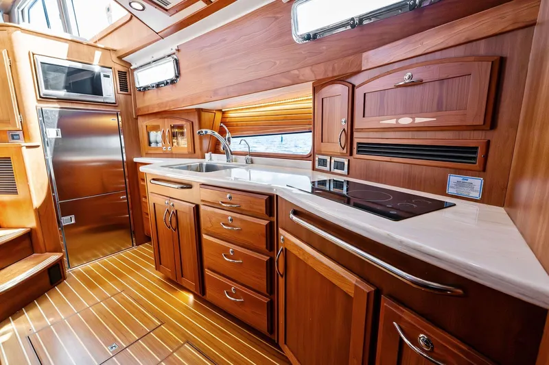 Highlander Yacht Photos Pics Luxurious 2019 Sabre Flybridge yacht kitchen with wood cabinetry and modern appliances.