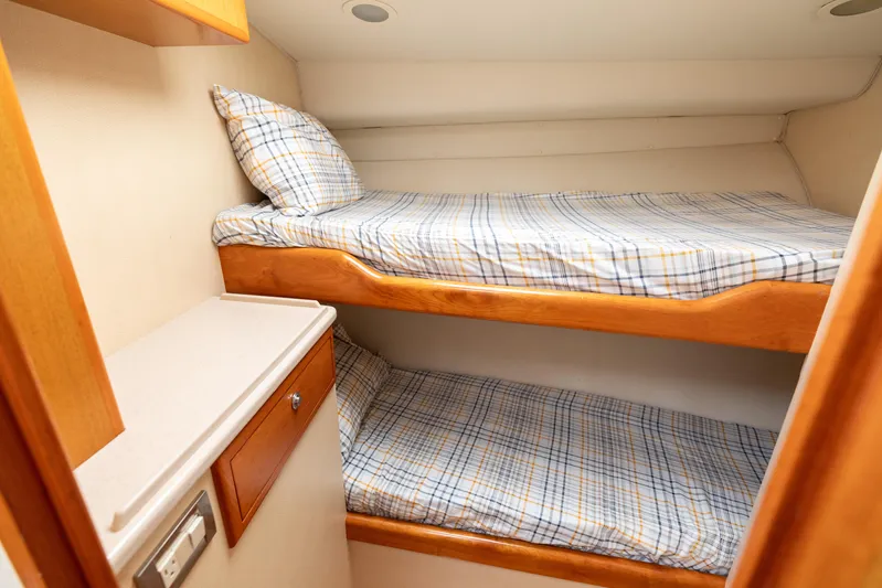 Tail Walker Yacht Photos Pics 2000 Cabo 45 Express TAIL WALKER-Guest Stateroom