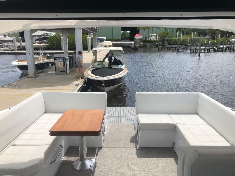 2019 Cruisers Yachts 390 Express Coupe