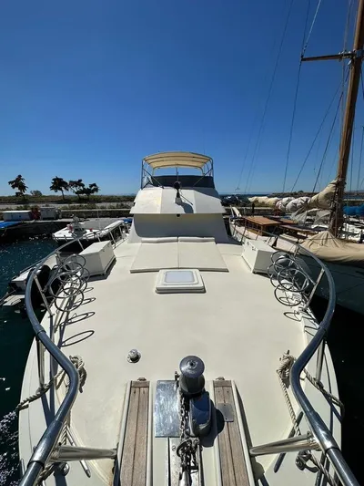  Yacht Photos Pics 1989 Hatteras 58 yacht with spacious deck and clear blue sky background.