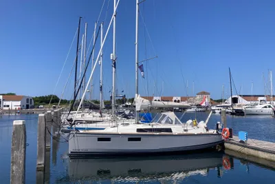 2021 Beneteau Oceanis 35.1