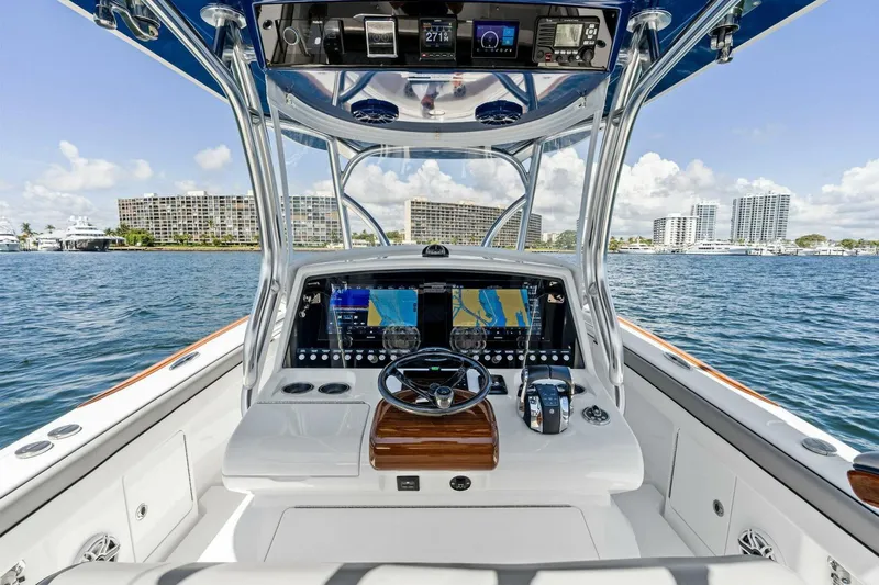 Lily Yacht Photos Pics 