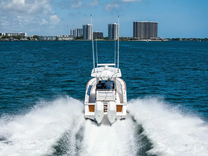 Lily Yacht Photos Pics 