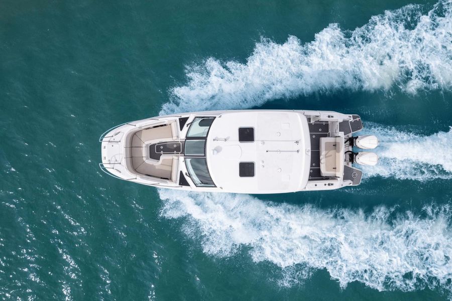 2021 Boston Whaler 320 Vantage