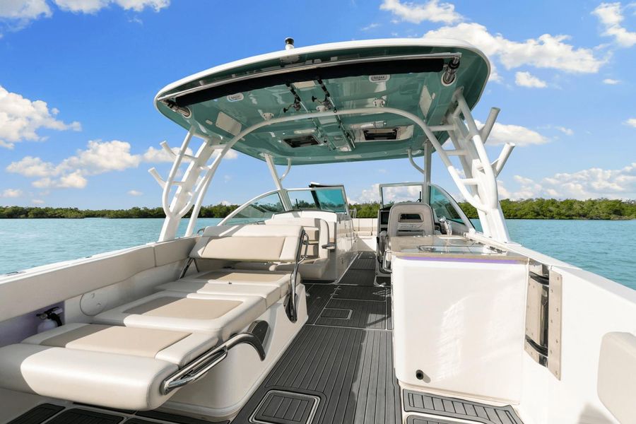 2021 Boston Whaler 320 Vantage