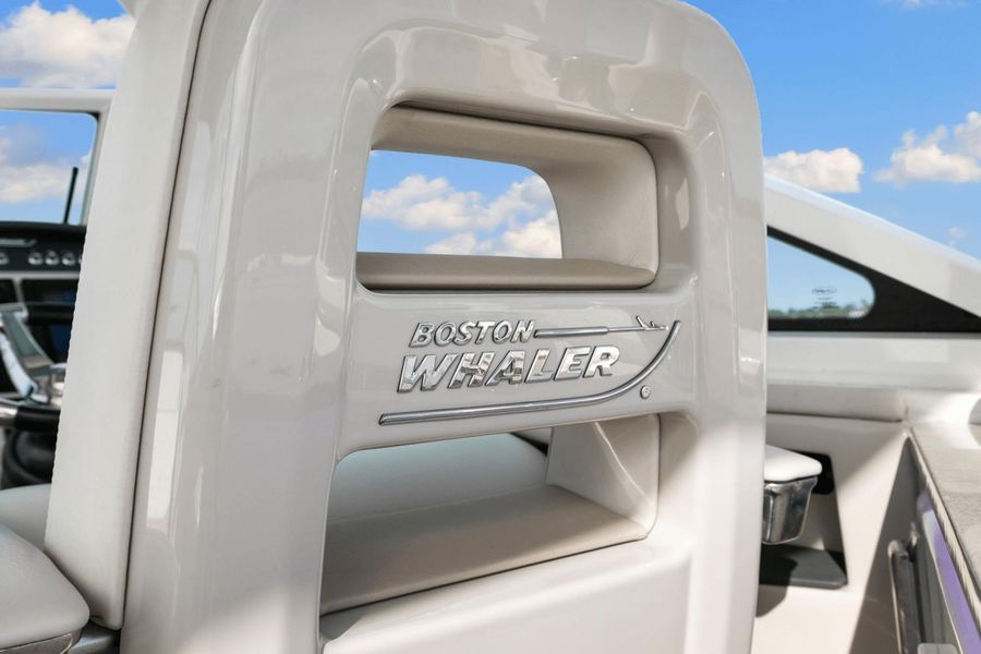 2021 Boston Whaler 320 Vantage