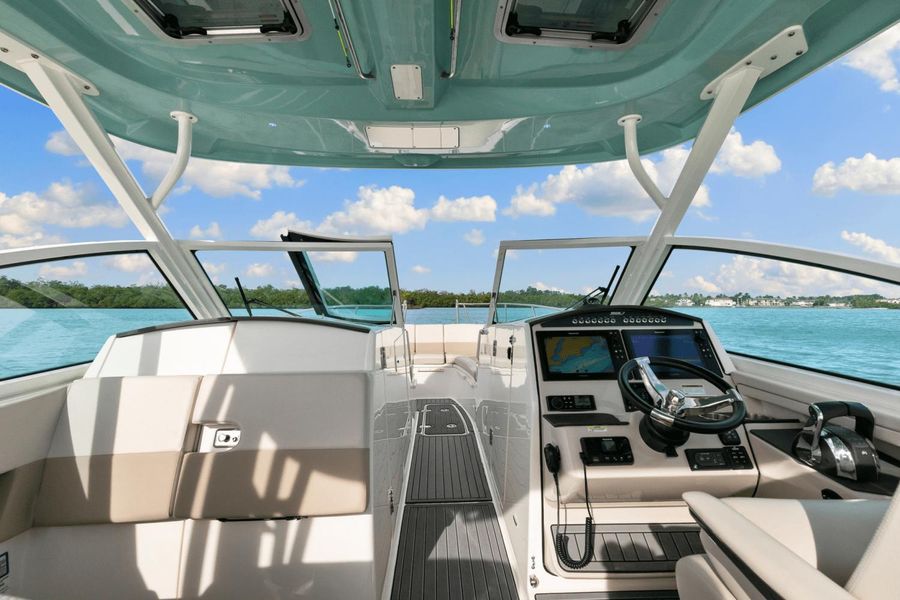 2021 Boston Whaler 320 Vantage