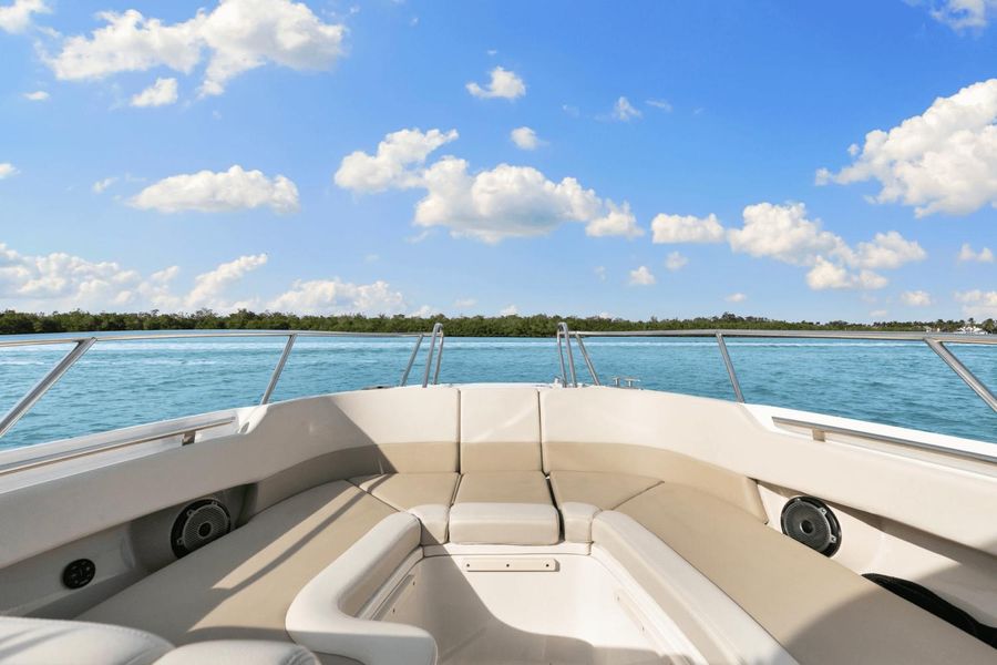 2021 Boston Whaler 320 Vantage