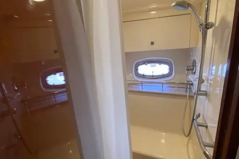 Day Dreamer Yacht Photos Pics 2010 Sea Ray 450 Sundancer bathroom with shower and porthole window.