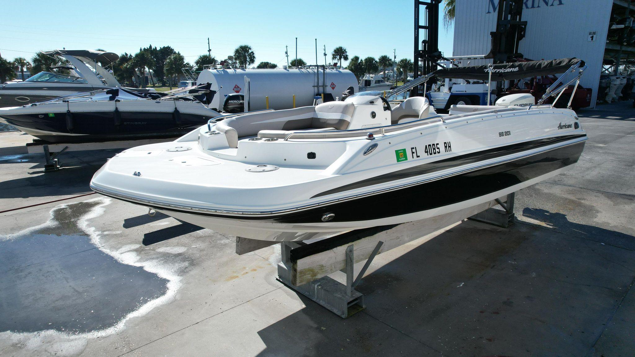 2017 Hurricane SunDeck Sport 201 OB Deck Boat for sale - YachtWorld