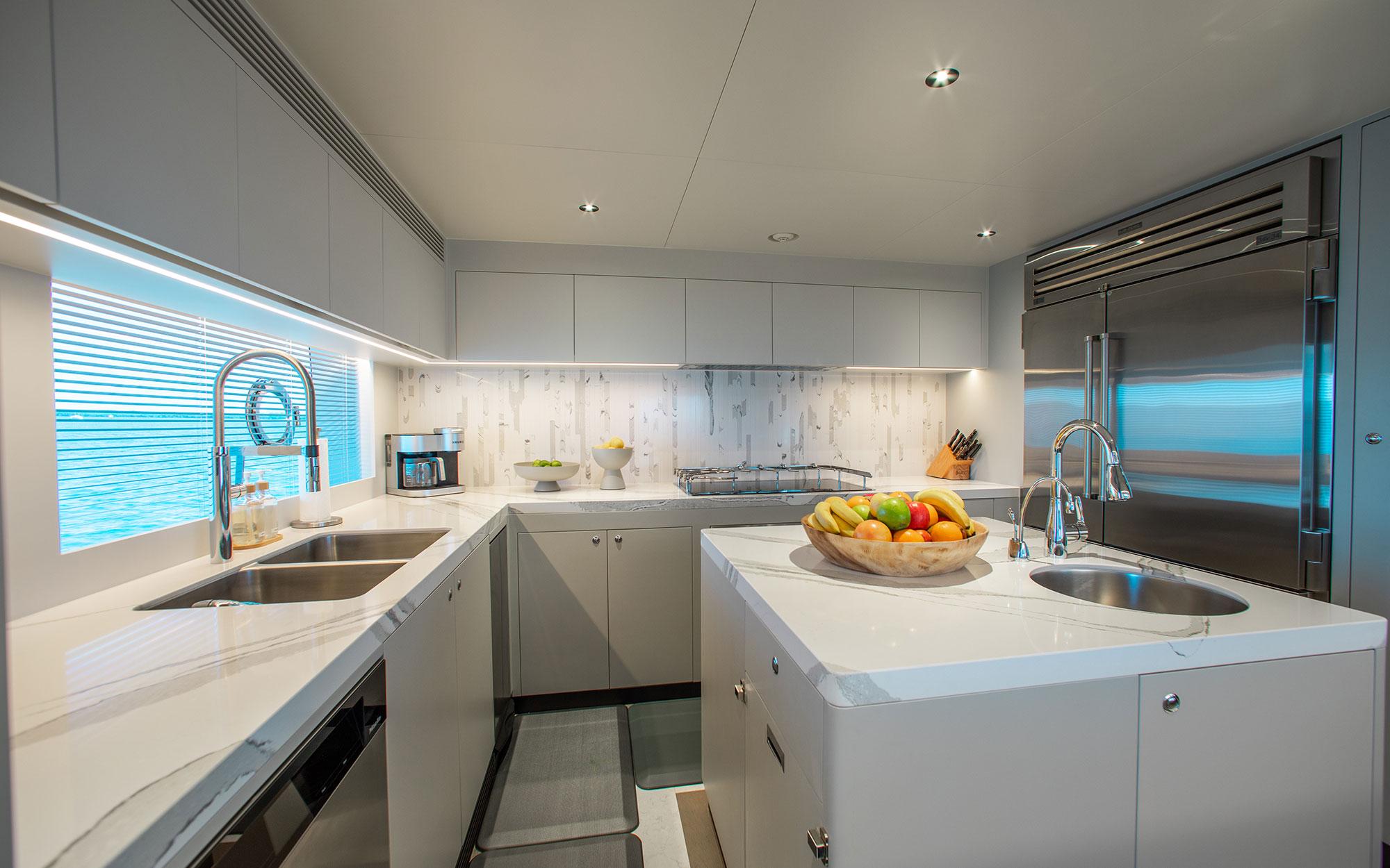 Horizon FD110 Tri-Deck 33m 2023, Motoryachten - Florida | Boot24