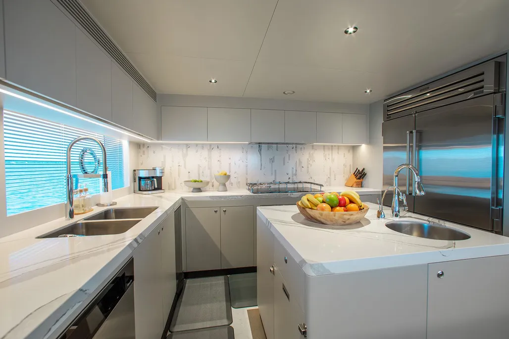 Horizon FD110 Tri-Deck 33m 2023, Motoryachten - Florida | Boot24