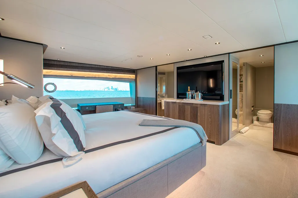 Horizon FD110 Tri-Deck 33m 2023, Motoryachten - Florida | Boot24