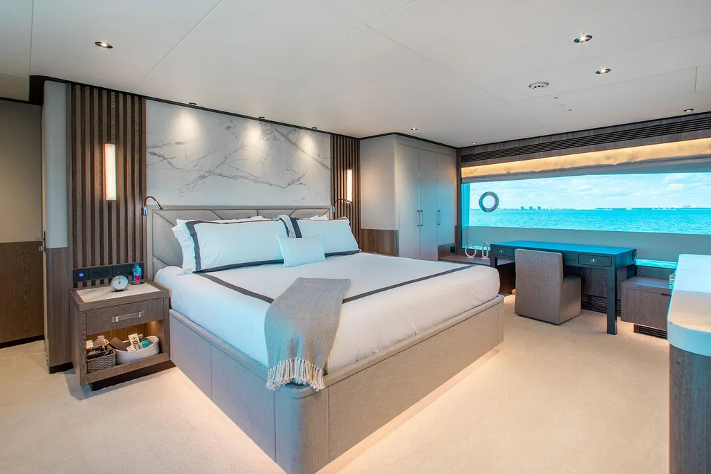 Horizon FD110 Tri-Deck 33m 2023, Motoryachten - Florida | Boot24